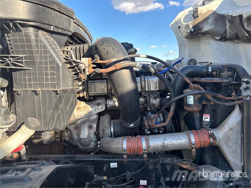Freightliner Cascadia 126 6x4 T/A Sleeper Truck Tractor Vetopöytäautot