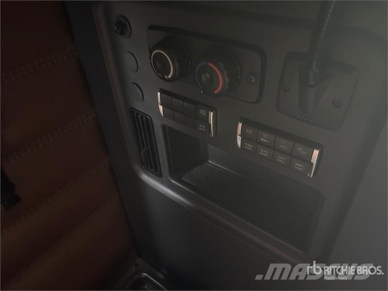 Freightliner Cascadia 6x4 T/A Sleeper Truck Tractor (Inoperable Cabezas tractoras