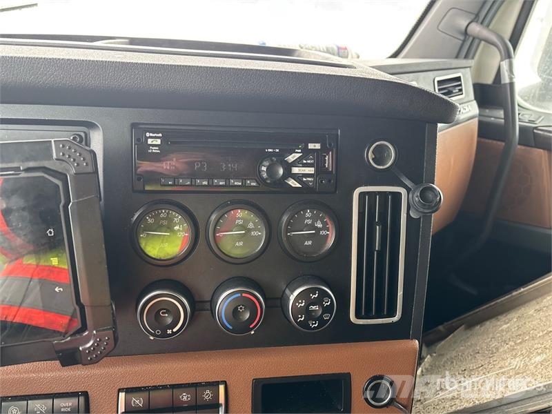 Freightliner Cascadia 126 6x4 T/A Sleeper Truck Tractor Тягачі