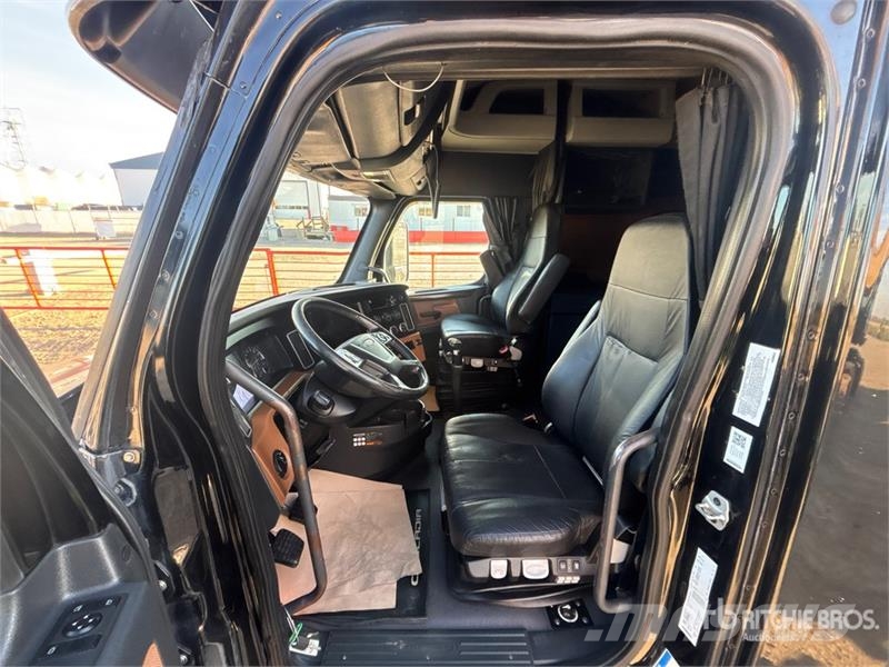 Freightliner Cascadia 126 T/A Sleeper Truck Tractor Влекачи