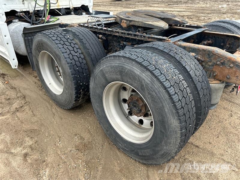 Freightliner Cascadia 126 6x4 T/A Sleeper Truck Tractor (Inoper وحدات الجر