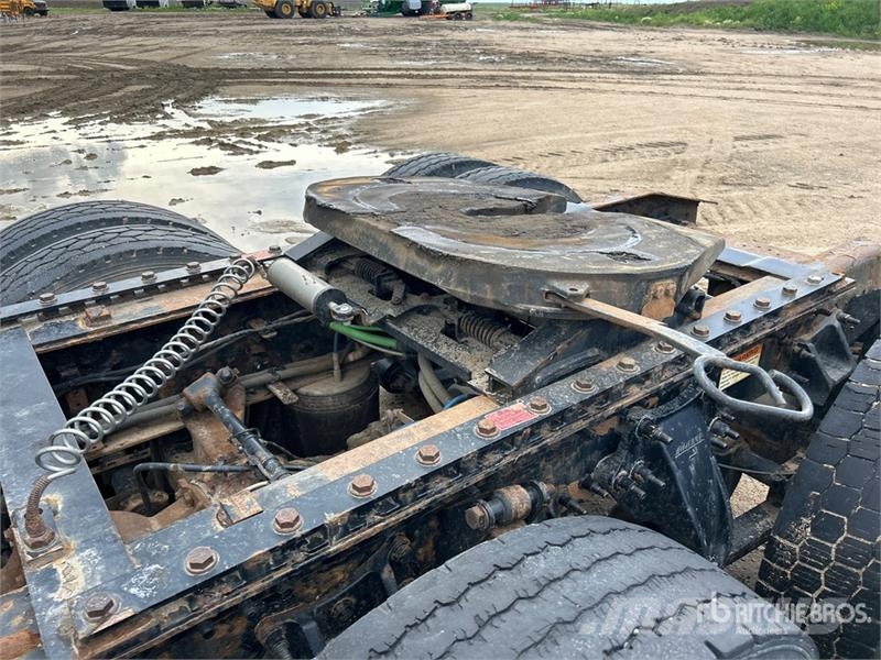 Freightliner Cascadia 126 6x4 T/A Sleeper Truck Tractor (Inoper وحدات الجر