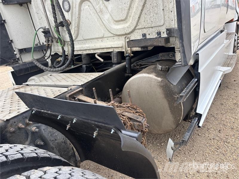 Freightliner Cascadia 126 6x4 T/A Sleeper Truck Tractor Vilcēji