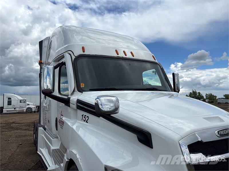 Freightliner Cascadia 126 6x4 T/A Sleeper Truck Tractor Camiones tractor