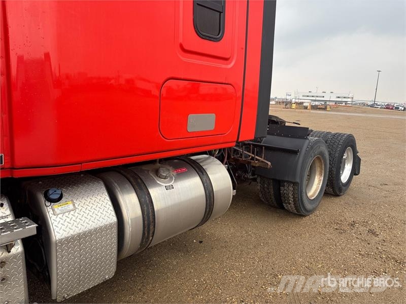 Freightliner Cascadia 126 6x4 T/A Sleeper Truck Tractor Vetopöytäautot