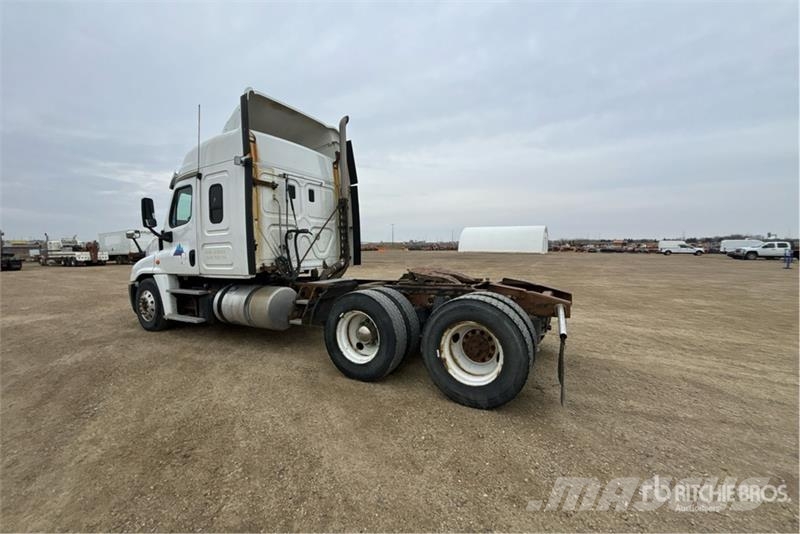Freightliner Cascadia 125 6x4 T/A Sleeper Truck Tractor Vlačilci