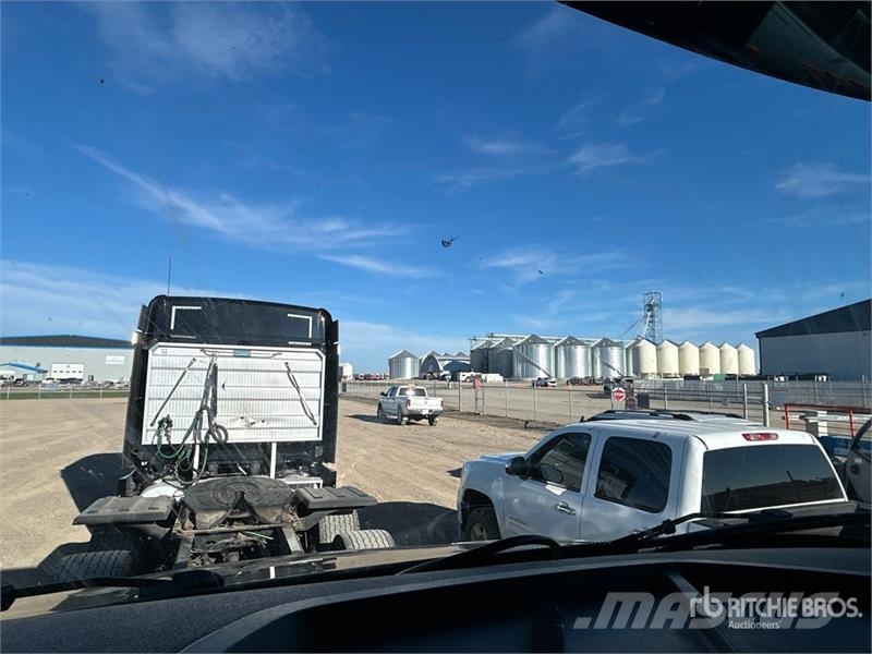 Freightliner Cascadia 126 6x4 T/A Sleeper Truck Tractor Седельные тягачи