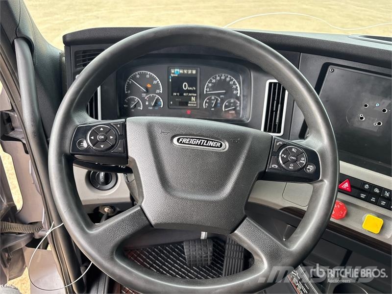 Freightliner Cascadia 126 6x4 T/A Sleeper Truck Tractor Sattelzugmaschinen