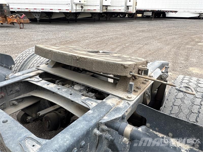 Freightliner Cascadia 4x2 S/A Day Cab Truck Tractor Тягачі