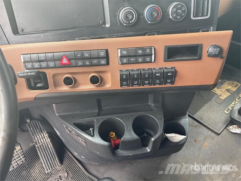 Freightliner Cascadia 6x4 T/A Sleeper Truck Tractor (Inoperable Cabezas tractoras