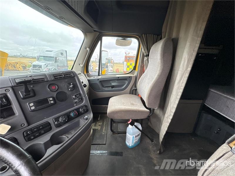 Freightliner Cascadia 125 6x4 T/A Sleeper Truck Tractor Tractor Units