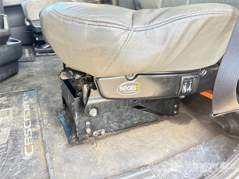 Freightliner Cascadia 126 6x4 T/A Sleeper Truck Tractor (Inoper Tegljači