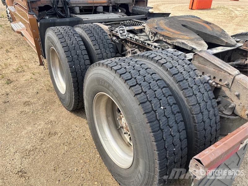 Freightliner Cascadia 126 6x4 T/A Sleeper Truck Tractor (Inoper Motrici e Trattori Stradali