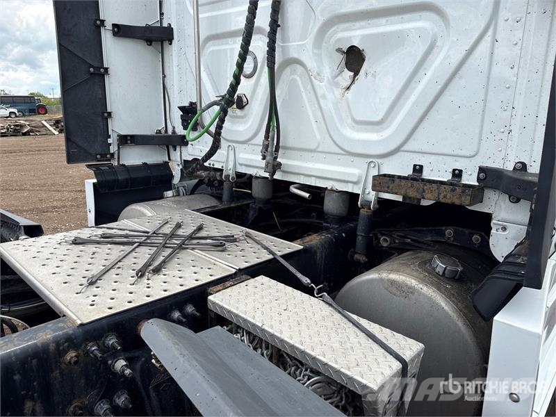 Freightliner Cascadia 126 6x4 T/A Sleeper Truck Tractor Camiones tractor