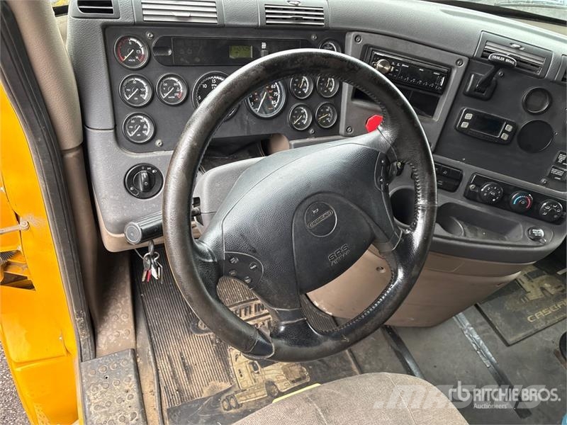 Freightliner Cascadia 125 6x4 T/A Sleeper Truck Tractor Tractor Units