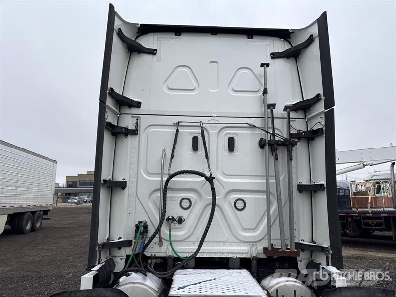 Freightliner Cascadia 6x4 T/A Sleeper Truck Tractor Tegljači