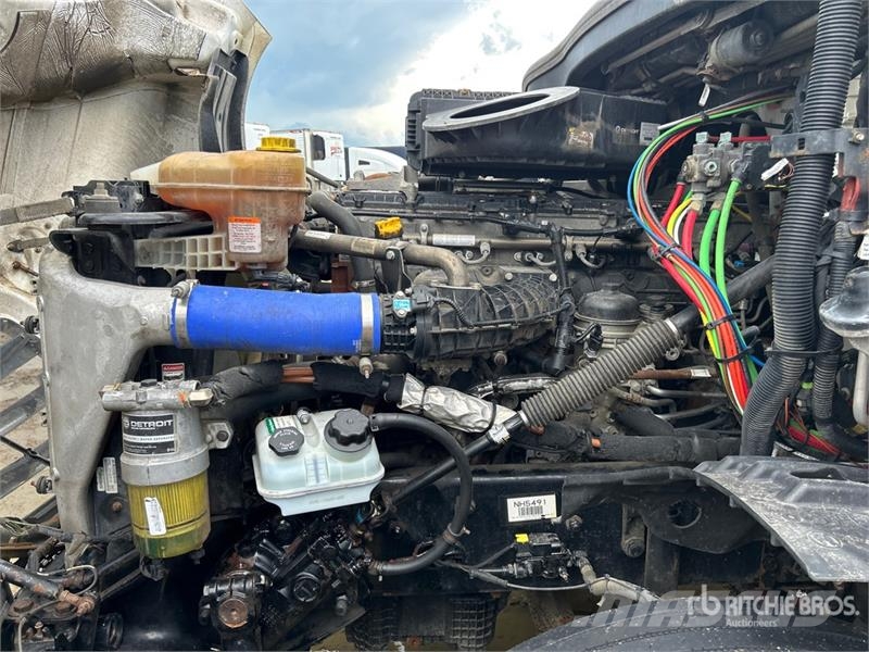 Freightliner Cascadia 126 6x4 T/A Sleeper Truck Tractor (Inoper وحدات الجر