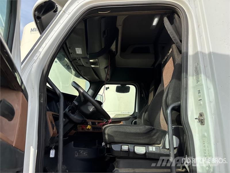 Freightliner Cascadia 126 T/A Sleeper Truck Tractor Cavalos mecânicos