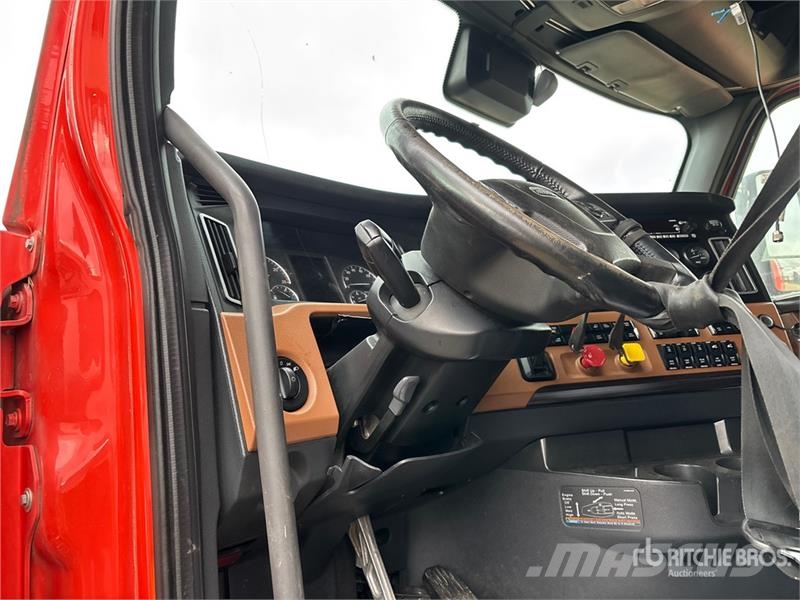 Freightliner Cascadia 126 6x4 T/A Sleeper Truck Tractor (Inoper Truck Tractor Units