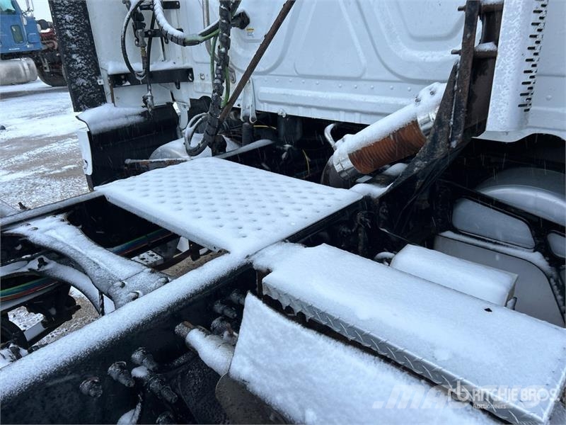 Freightliner Cascadia 126 6x4 T/A Sleeper Truck Tractor Naudoti vilkikai