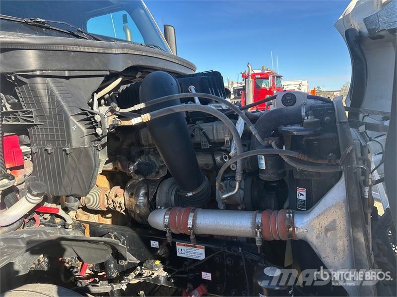 Freightliner Cascadia 6x4 T/A Sleeper Truck Tractor Tegljači