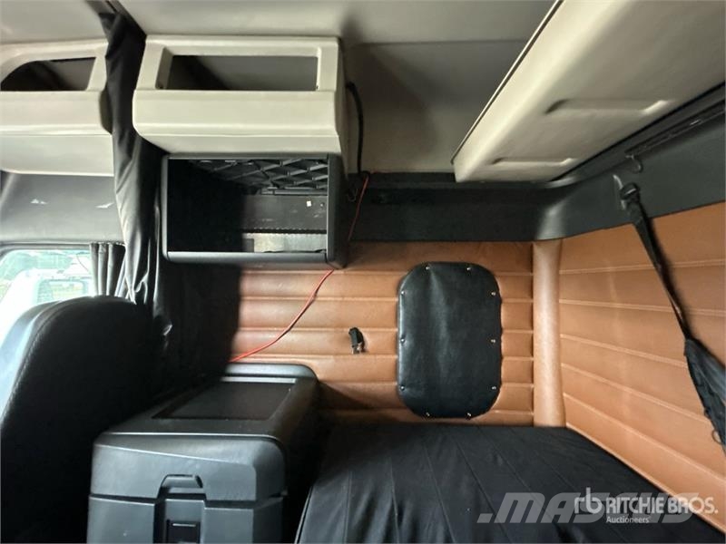 Freightliner Cascadia 126 6x4 T/A Sleeper Truck Tractor Traktorske jedinice