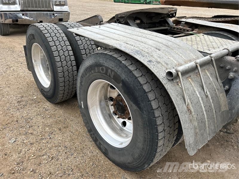 Freightliner Cascadia 126 6x4 T/A Sleeper Truck Tractor Tractor Units
