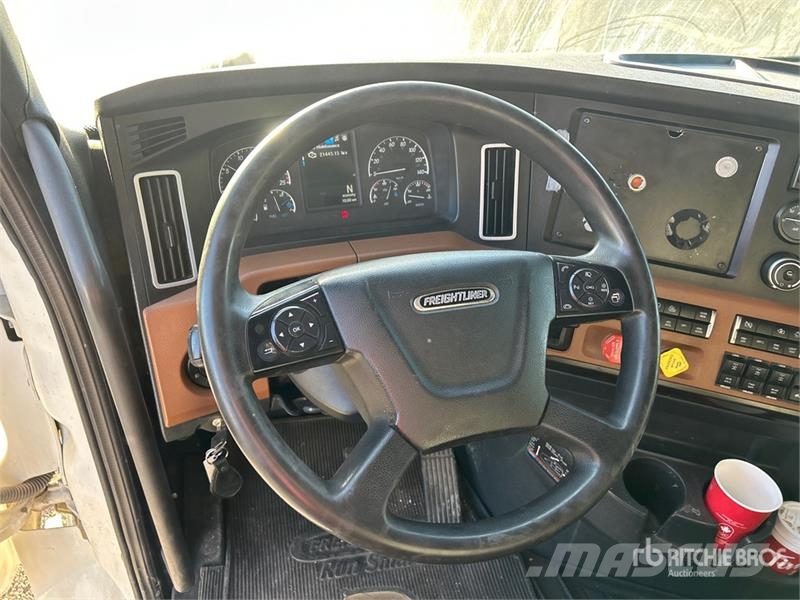 Freightliner Cascadia 126 6x4 T/A Sleeper Truck Tractor Cabezas tractoras