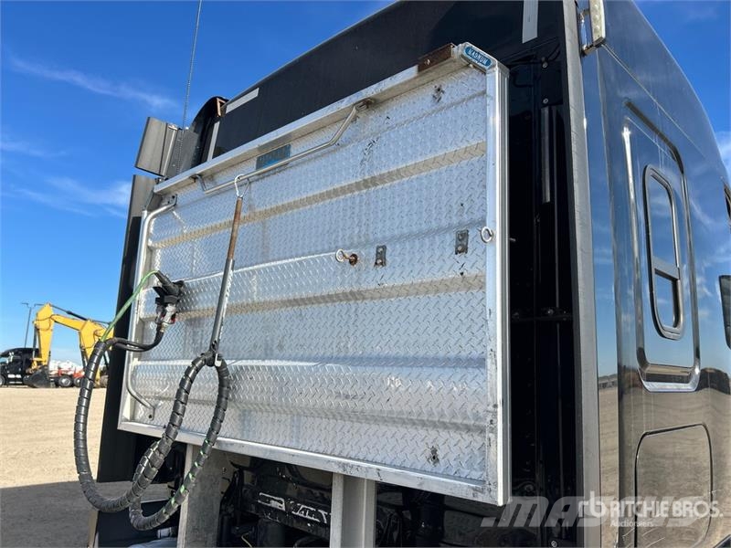 Freightliner Cascadia 126 6x4 T/A Sleeper Truck Tractor Traktorske jedinice