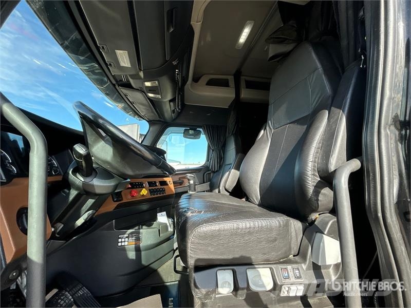 Freightliner Cascadia 126 6x4 T/A Sleeper Truck Tractor Traktorske jedinice
