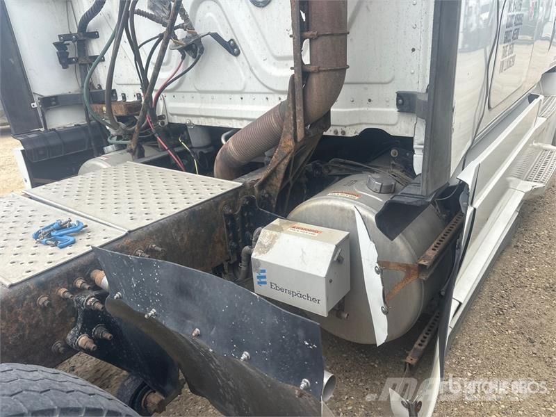 Freightliner Cascadia 126 6x4 T/A Sleeper Truck Tractor Trekkvogner