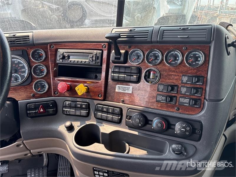 Freightliner Cascadia 125 6x4 T/A Sleeper Truck Tractor Vetopöytäautot