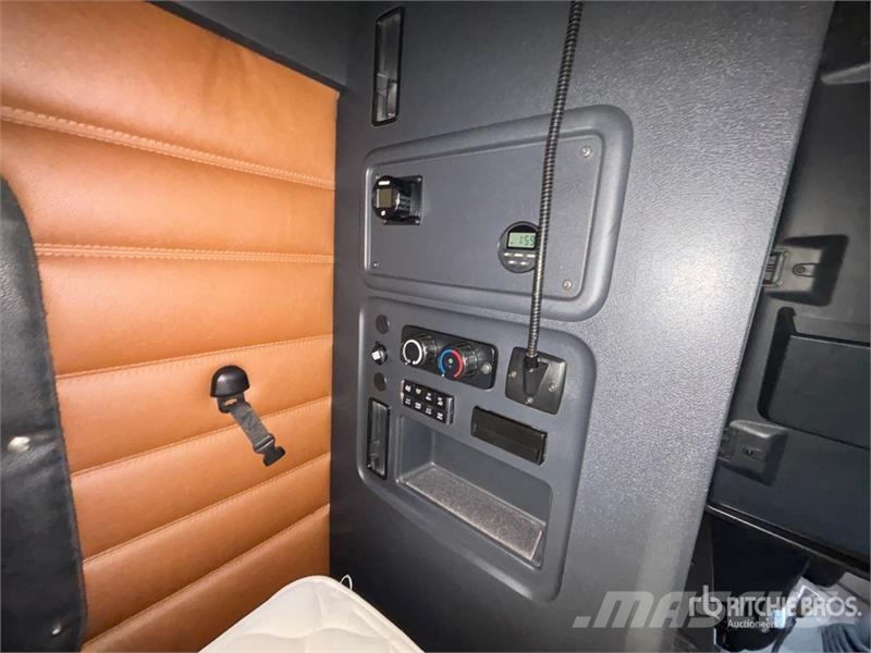 Freightliner Cascadia 126 T/A Sleeper Truck Tractor Влекачи