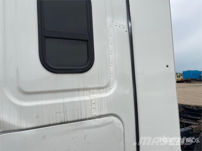 Freightliner Cascadia 6x4 T/A Sleeper Truck Tractor (Inoperable Cabezas tractoras