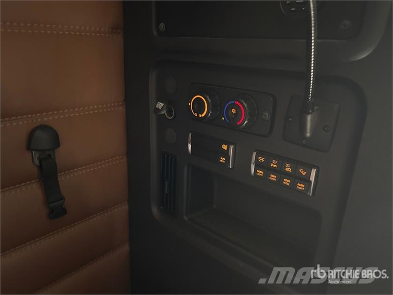 Freightliner Cascadia 126 T/A Sleeper Truck Tractor Camiones tractor