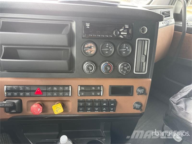 Freightliner Cascadia 126 6x4 T/A Sleeper Truck Tractor Cabezas tractoras