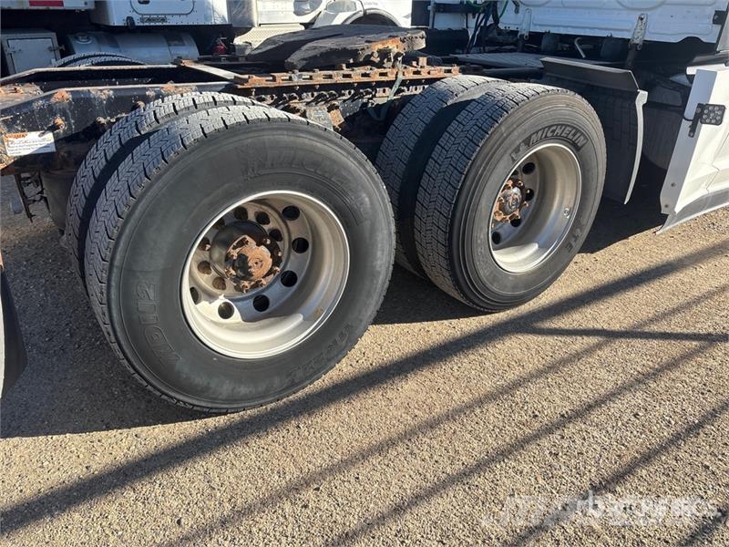 Freightliner Cascadia 6x4 T/A Sleeper Truck Tractor Tegljači