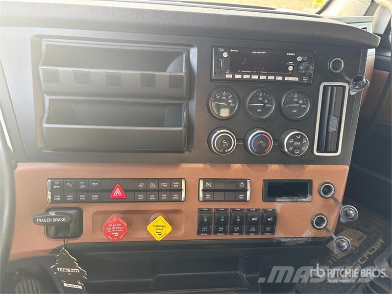 Freightliner Cascadia 126 6x4 T/A Sleeper Truck Tractor Camiones tractor