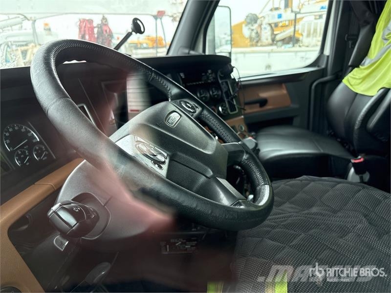 Freightliner Cascadia 6x4 T/A Sleeper Truck Tractor Tegljači