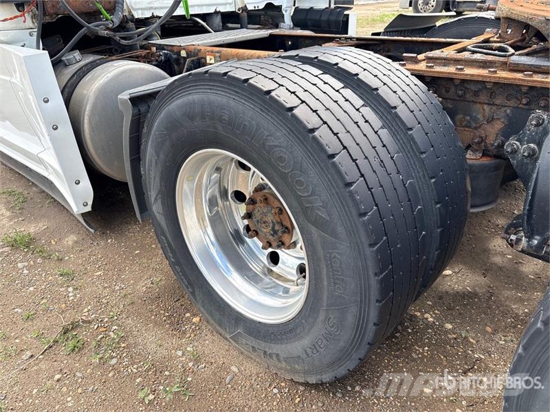 Freightliner Cascadia 126 6x4 T/A Sleeper Truck Tractor Тягачі