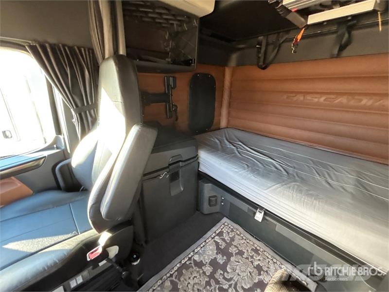 Freightliner Cascadia 126 6x4 T/A Sleeper Truck Tractor Traktorske jedinice
