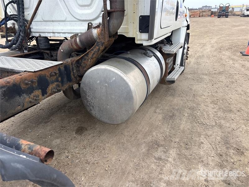 Freightliner Cascadia 125 6x4 T/A Sleeper Truck Tractor Vlačilci