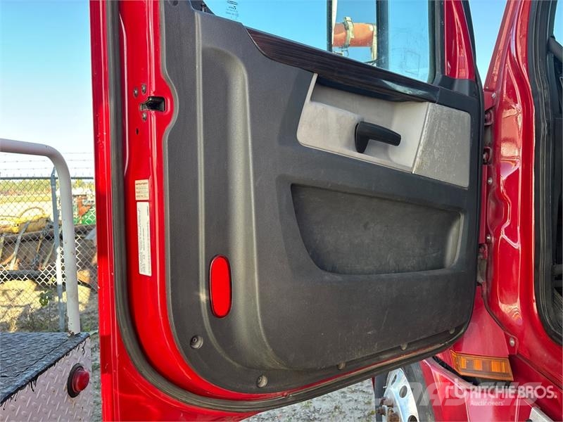Freightliner Cascadia 126 6x4 T/A Sleeper Truck Tractor Traktorske jedinice