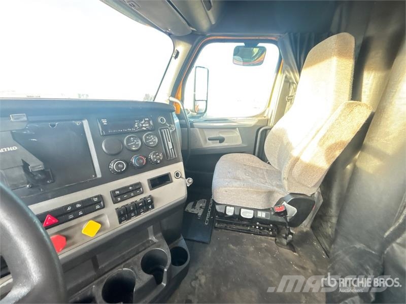Freightliner Cascadia 126 6x4 T/A Sleeper Truck Tractor (Inoper Tegljači