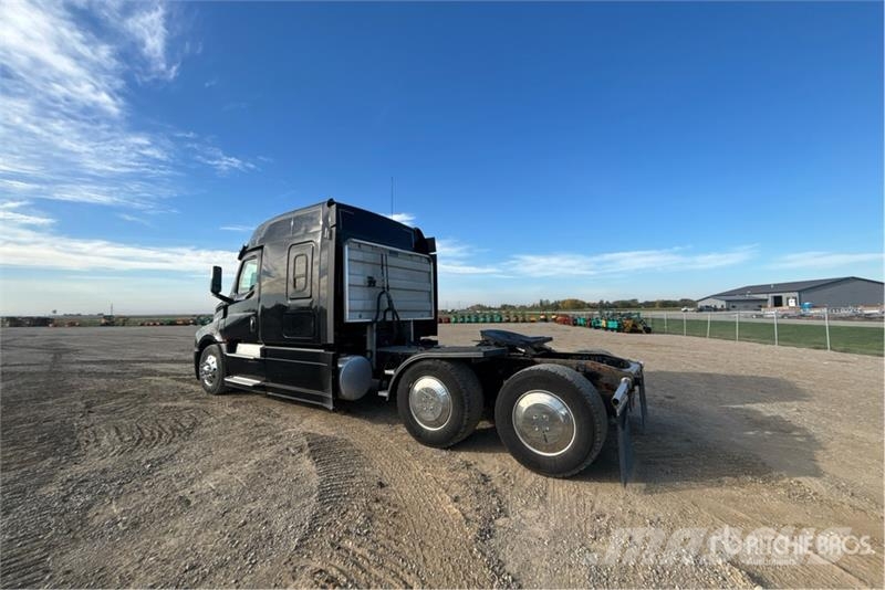Freightliner Cascadia 126 6x4 T/A Sleeper Truck Tractor Седельные тягачи