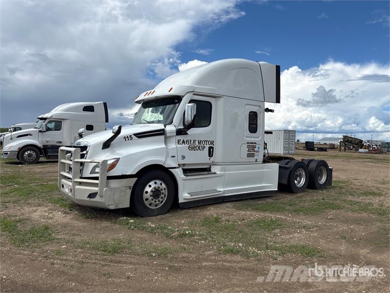 Freightliner Cascadia 126 6x4 T/A Sleeper Truck Tractor Тягачі