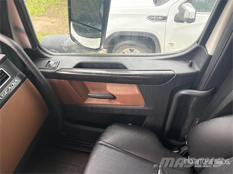 Freightliner Cascadia 126 6x4 T/A Sleeper Truck Tractor Autotractoare