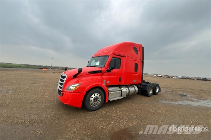 Freightliner Cascadia 126 6x4 T/A Sleeper Truck Tractor Vetopöytäautot