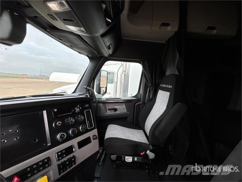 Freightliner Cascadia 126 6x4 T/A Sleeper Truck Tractor Sattelzugmaschinen