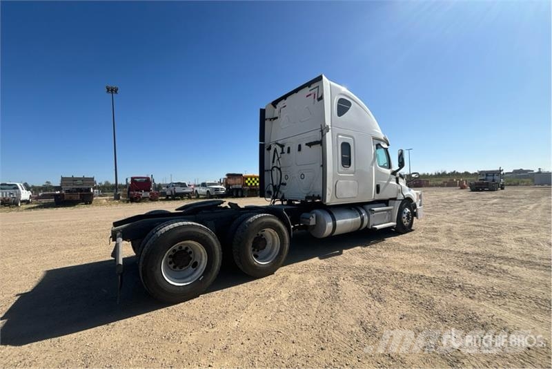 Freightliner Cascadia 126 6x4 T/A Sleeper Truck Tractor Тягачі
